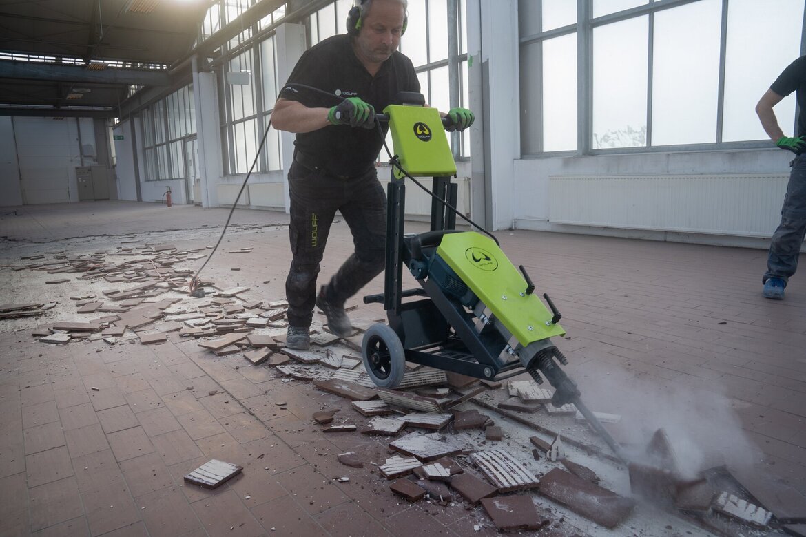 Der Abbruchhammer Ramhammer entfernt Fliesen